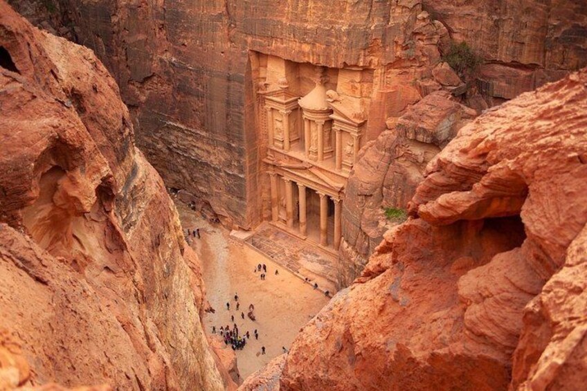 Eine in Fels gehauene Architektur mit Säulen und einer zentralen Kuppel, umgeben von schroffen Klippen. 4