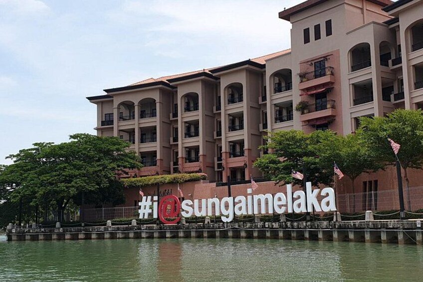 Ein Gebäude mit einem Schild, das '#i@sungaimalaka' zeigt, und amerikanischen Flaggen. 4
