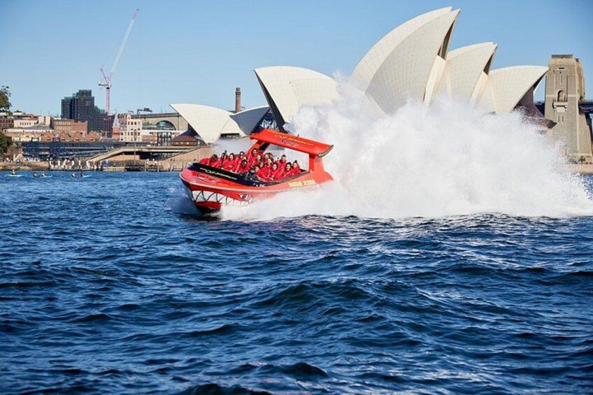 En speedbåd med passagerer i røde redningsveste ved Sydney Opera House. 3