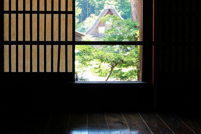 Et traditionelt japansk rum med tatamimåtter og en shoji-skærm. 3