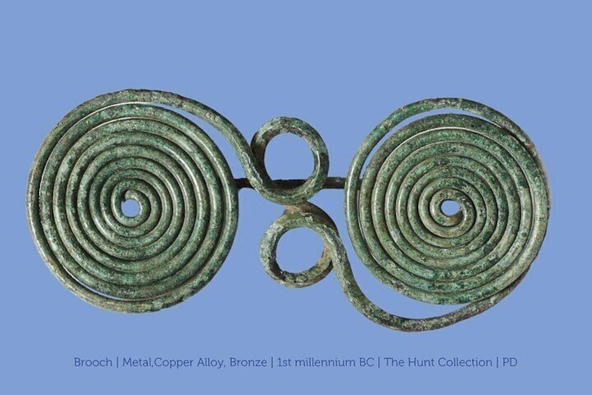 Un broche metálico con diseño en espiral, fabricado con aleación de cobre, que data del primer milenio antes de Cristo. 3
