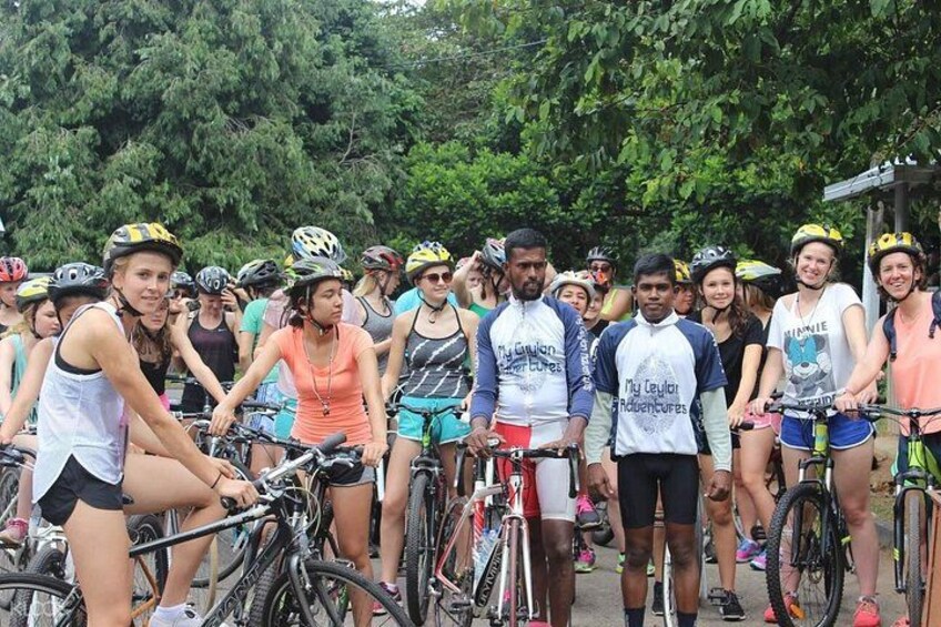 Un gruppo di ciclisti riuniti, alcuni con il casco, e biciclette in primo piano. 4