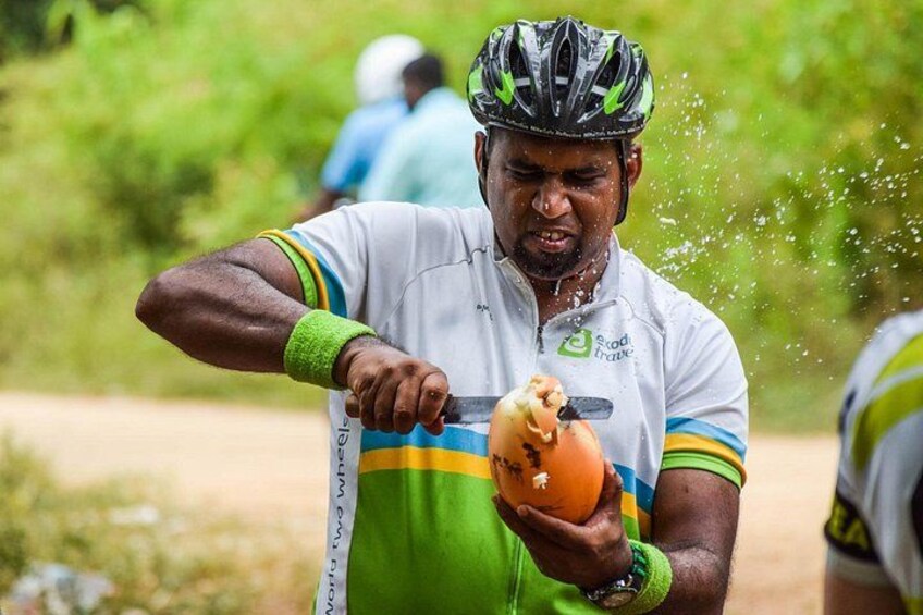 Una persona con una maglia da ciclismo che spruzza acqua da una bottiglia. 5