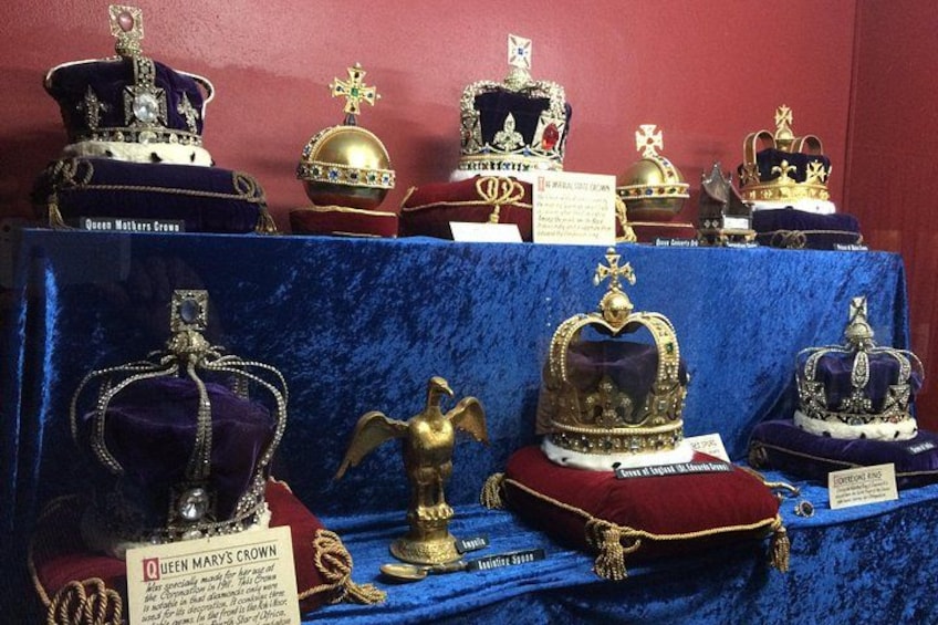 Una colección de coronas exhibidas con etiquetas. 3