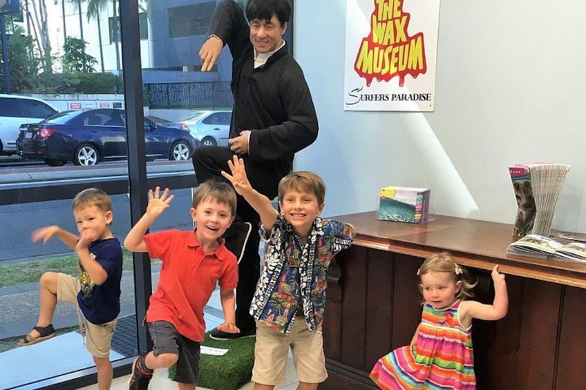 Un grupo de niños y un adulto en el Museo de Cera. 5