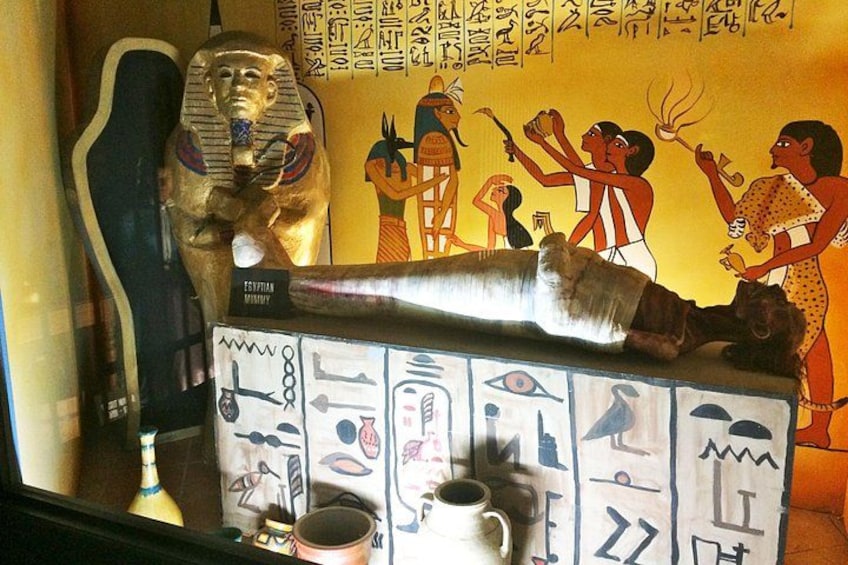 Una vitrina con un momia egipcia, jeroglíficos y artefactos del antiguo Egipto. 4
