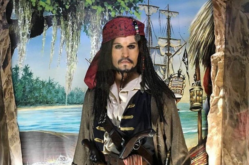 Un pirata en un entorno tropical con un barco y palmeras. 2