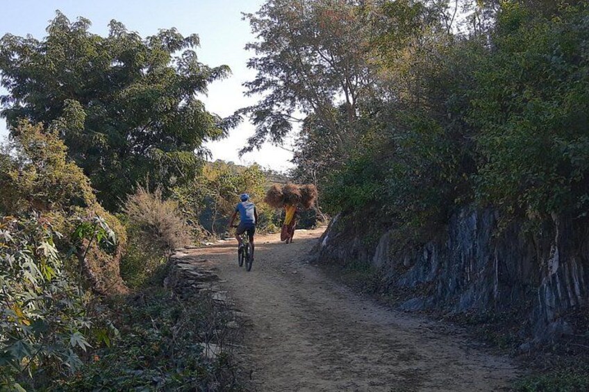 Un chemin de terre où l’on voit des cyclistes et une personne qui marche. 3
