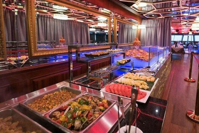 Ein Buffet mit verschiedenen Speisen, die in Glasbehältern präsentiert werden. 1