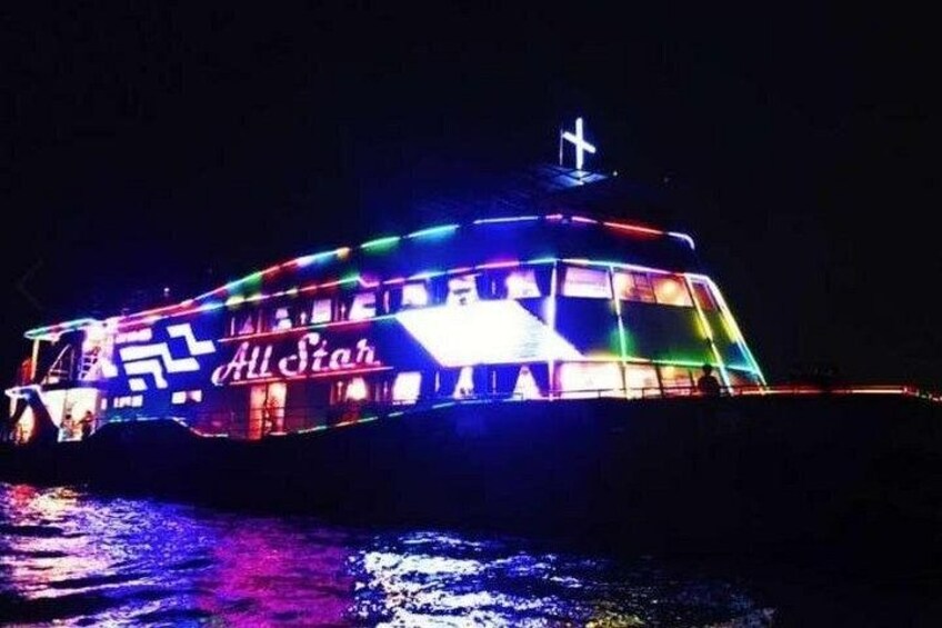 Ein hell beleuchtetes Boot mit dem Schriftzug 'All Star'. 4