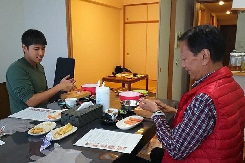 Deux personnes sont assises à une table devant de la nourriture et un menu. 5