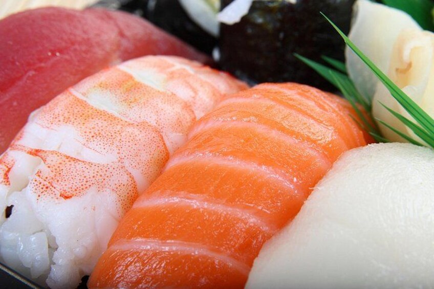 Un assortiment de sushis, notamment au saumon, au thon et à la chair de poisson blanc. 1