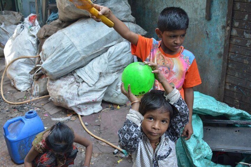 Two Days Mumbai Tour Package : City + Slum + Elephanta + Market 3