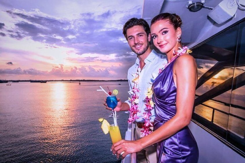 Deux personnes sur un bateau, avec un coucher de soleil en arrière-plan. 1
