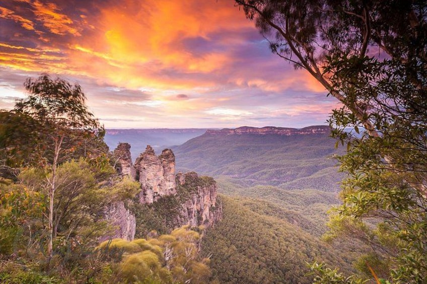 Stunning Three Sisters Ancient Rock Formation - Ultimate Blue Mountains Luxury Private Tour 1