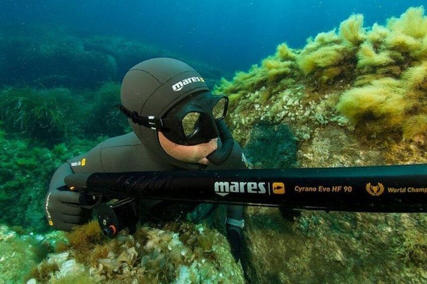 Un buceador con máscara y aletas, bajo el agua cerca de un arrecife de coral. 5