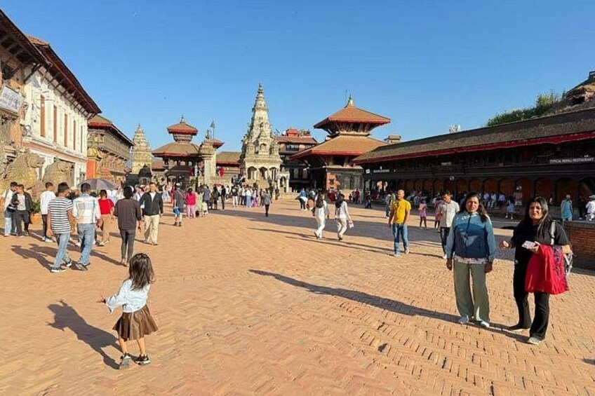 Una plaza concurrida con arquitectura tradicional, incluyendo pagodas y edificios ornamentados. 5