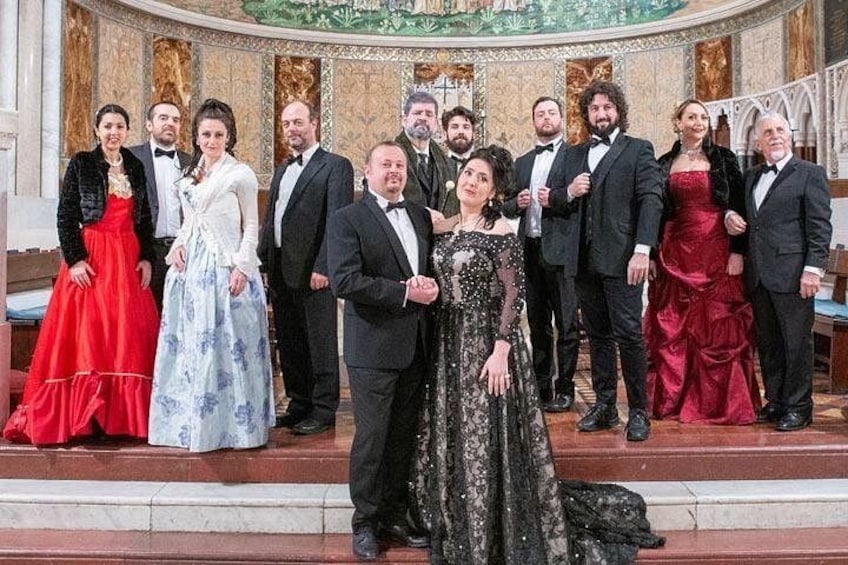 En grupp människor i formella kläder som poserar i en kyrka. 2