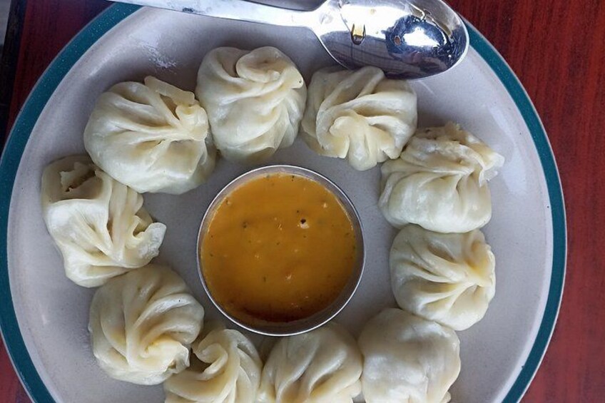 En tallerken med dumplings og en dyppesauce. 2