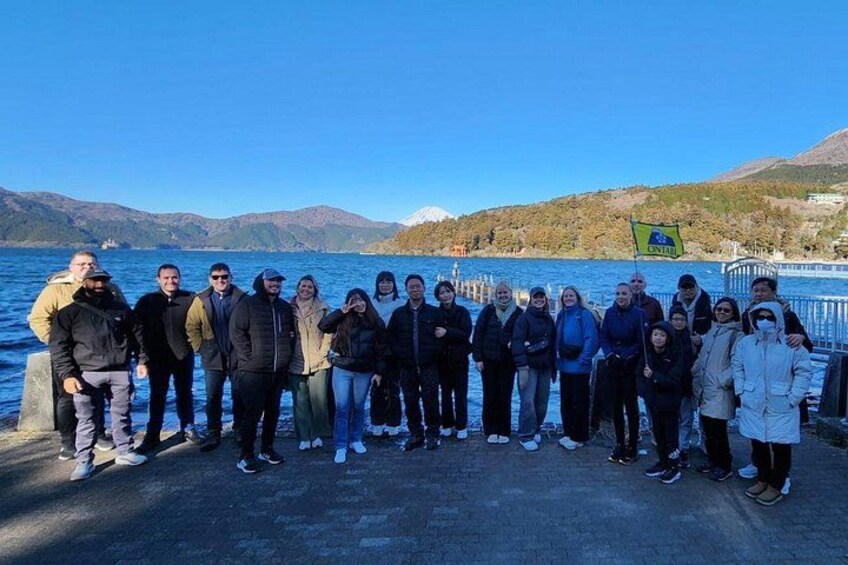 Group photo at the Lake Ashi 4
