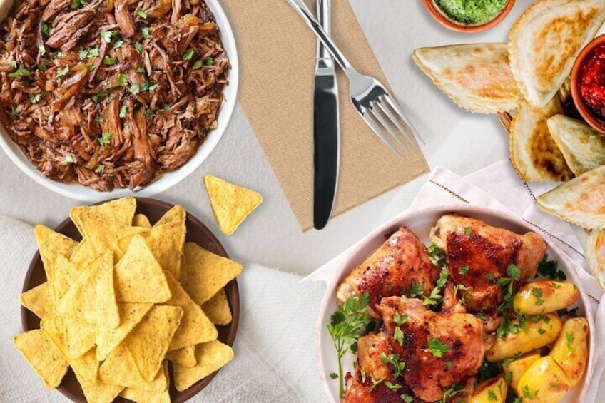 Un bol de viande effilochée, une assiette de chips de tortillas et un plat de poulet grillé accompagné de légumes. 4