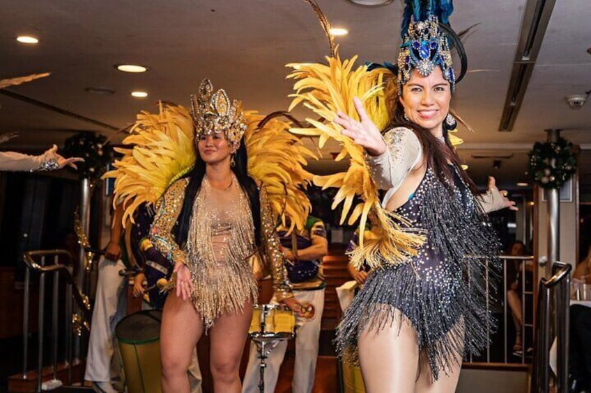 Deux personnes vêtues de costumes élaborés, ornés de coiffes à plumes et de tenues à paillettes. 1