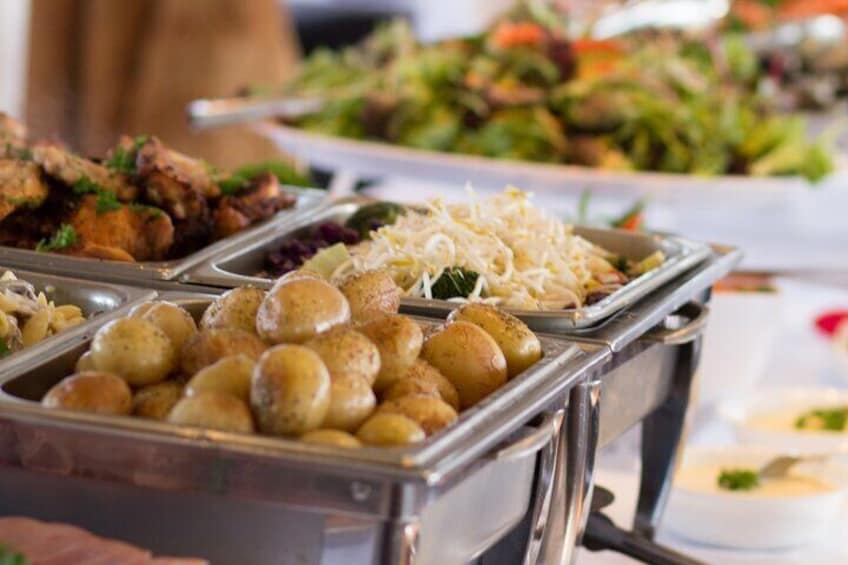 Un buffet proposant une variété de plats, notamment de la viande, des légumes et du fromage. 5