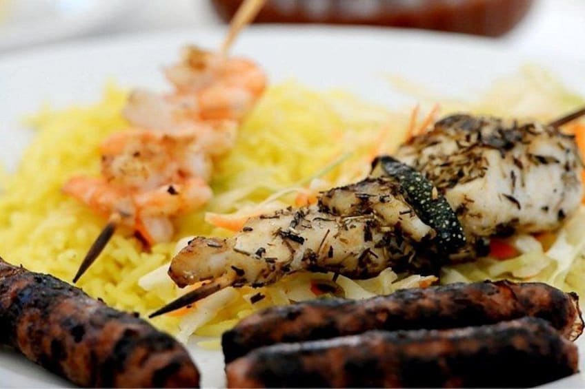 Brochettes de fruits de mer grillés, saucisses grillées et riz jaune. 2