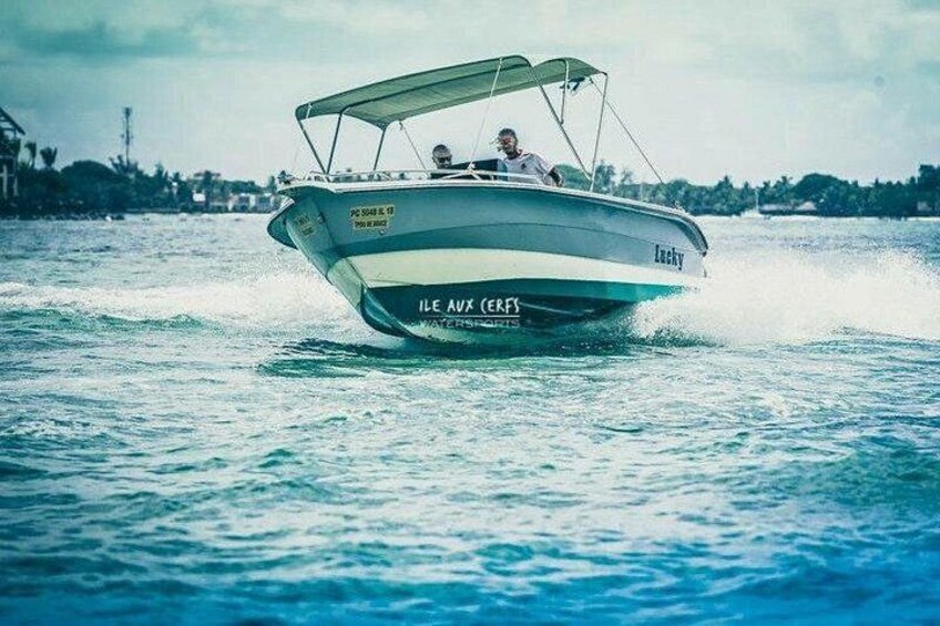 Een speedboot genaamd 'Lucky' met de tekst 'ILE AVX CERFS' op de zijkant, die over het water vaart. 3