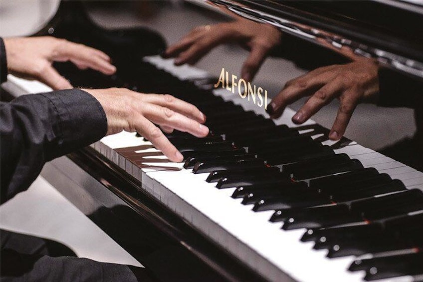 Handen spelen piano. 2
