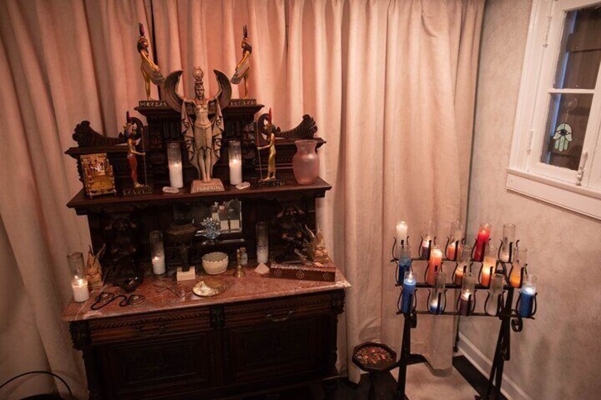 Un altar de madera con estatuas religiosas, velas y un candelabro. 3