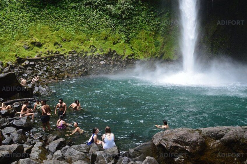 Natural pool with crystal-clear water formed by the river, located at the base of the waterfall. Perfect for cooling off and enjoying nature. 4
