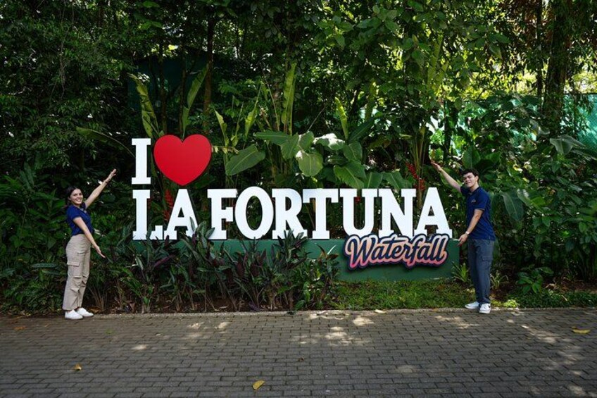 Capture the perfect memory of your visit at our designated photo spot. A place created to make your experience unforgettable. Don’t forget to tag us! #LaFortunaWaterfall 3