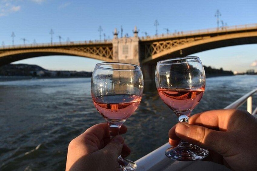 Budapest: 1-Hour Highlights Cruise with Welcome Drink 2