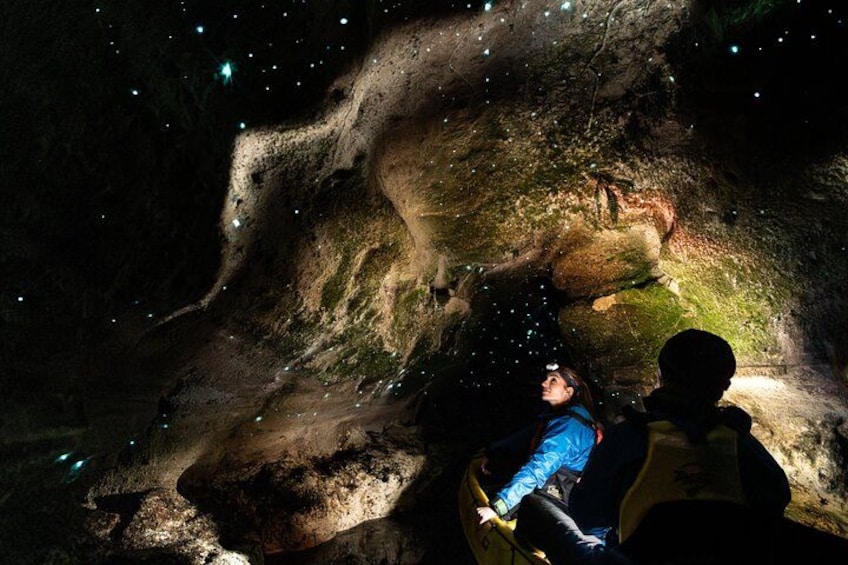 Una cueva con estalactitas y estalagmitas, iluminada por luz artificial. 5