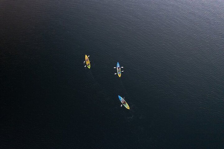 Tres kayaks en aguas tranquilas. 2