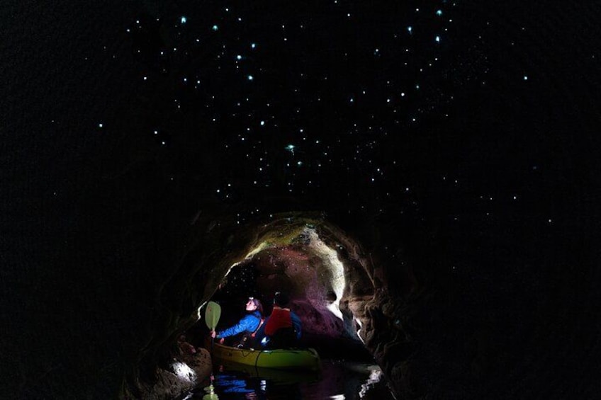 Una persona en kayak bajo un cielo estrellado. 4