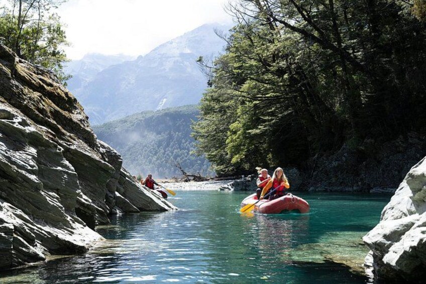 Ein Fluss, auf dem Menschen Kajak fahren. 5