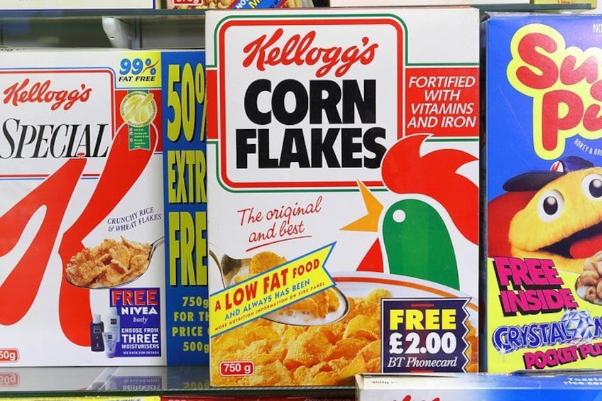 Cereal boxes including Kellogg's Special, Kellogg's Corn Flakes, and a box of SuPer Crispy. 3