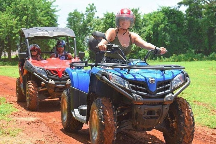 Twee offroad voertuigen op een zandpad in een begrazend gebied. 1