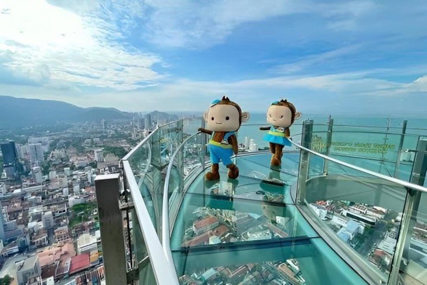 Dos personajes de caricatura en un balcón de vidrio con vistas a un paisaje urbano. 3