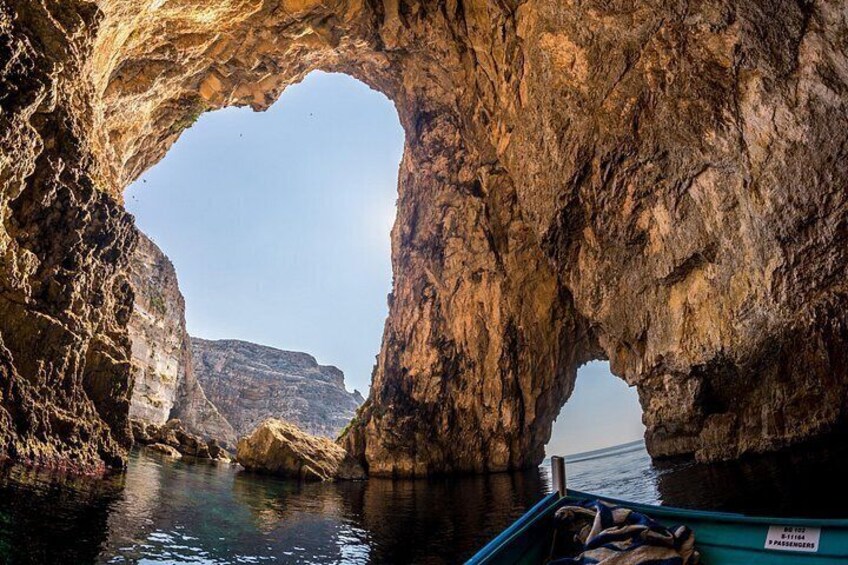 Un bote en una formación natural de arco de roca con agua cristalina. 3