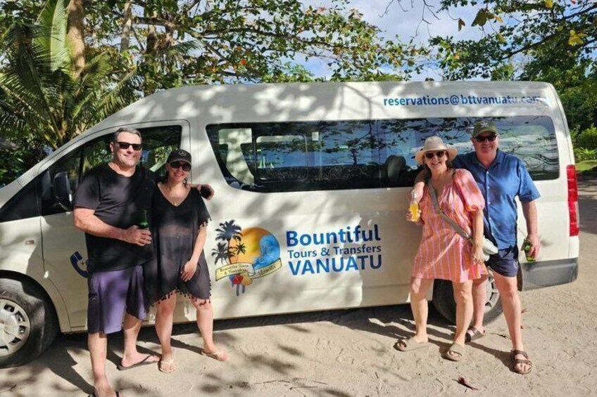Un fourgon blanc arborant le logo de « Bountiful Tours & Transfers Vanuatu » et un motif tropical. 2