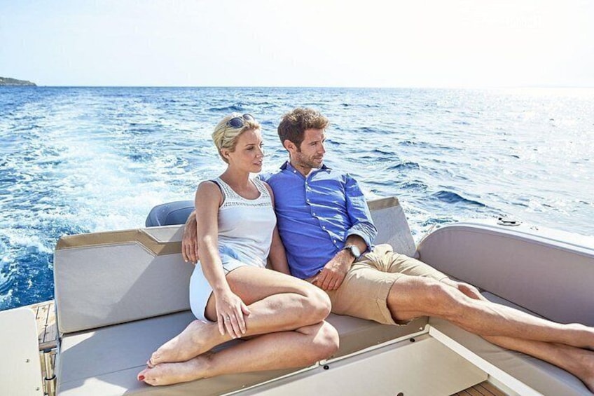 Un couple est à bord d’un bateau, au milieu d’une étendue d’eau. 4