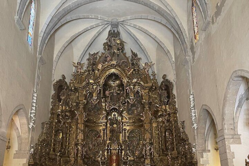Et udsmykket alter med religiøse statuer og udskæringer i en katedral. 5