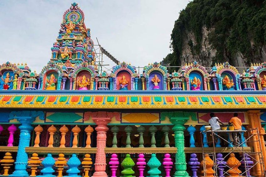 Un templo colorido con arquitectura intrincada y un acantilado rocoso y empinado al fondo. 3