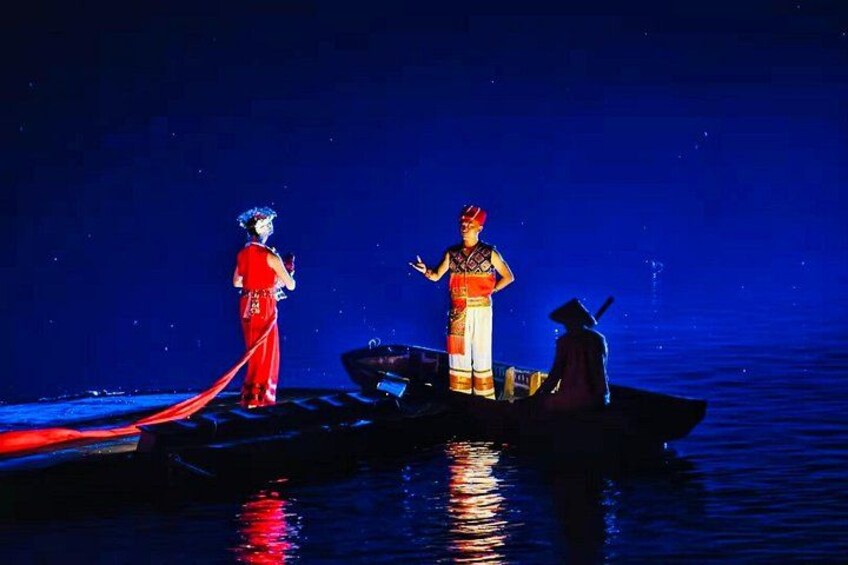 Une scène nocturne représentant deux personnages vêtus de costumes traditionnels, debout sur un bateau, avec une étendue d’eau calme qui reflète les lumières. 3