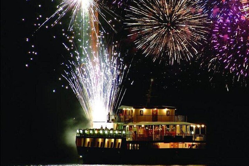 Un bateau avec des feux d’artifice en arrière-plan. 1