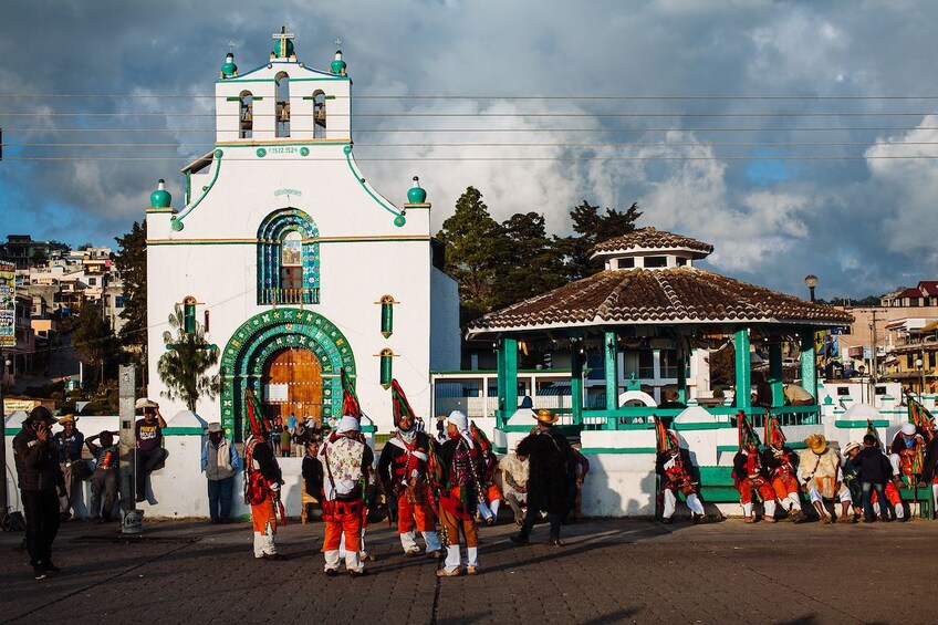 Indigenous Towns of SAN JUAN CHAMULA and ZINACANTÁN 