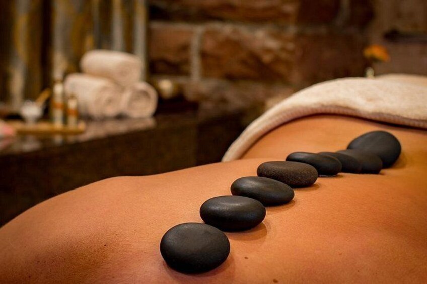 Rygradsmassage med sorte sten. 2